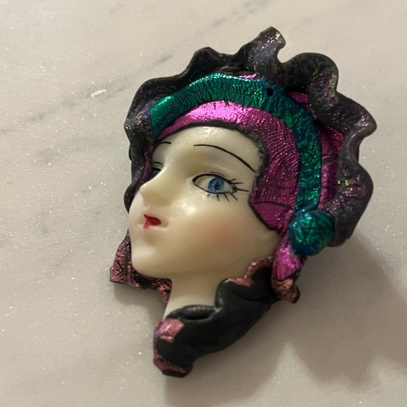 VTG Art Deco Lady Face Head Brooch Pin With Metallic Hat Accents - Picture 8 of 16